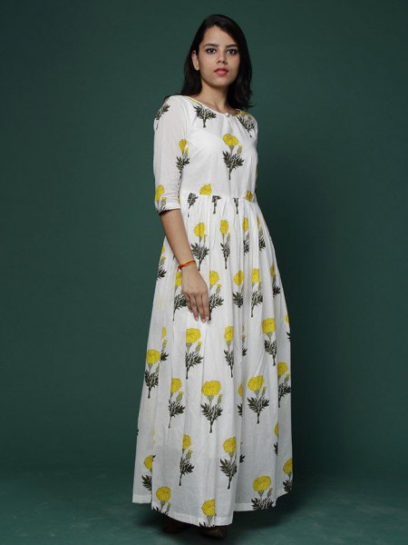 White maxi cotton dress with floral pattern and half sleeves