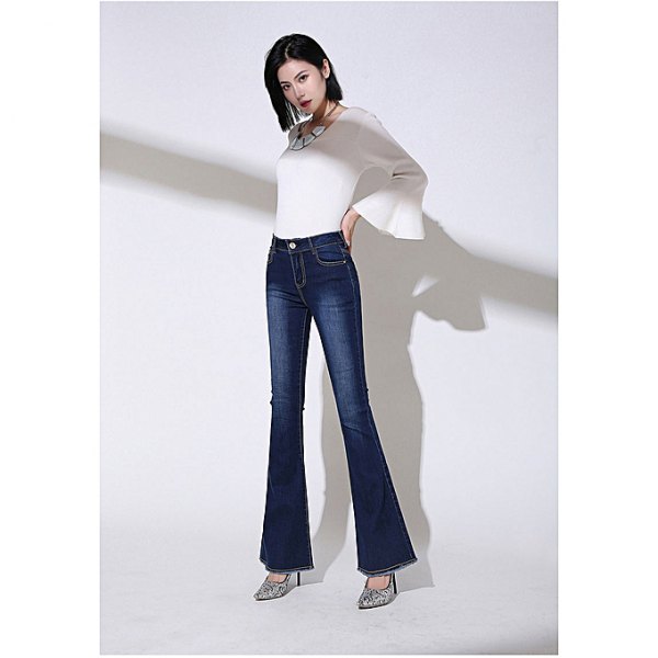 white bell sleeve top and navy blue bell bottom jeans