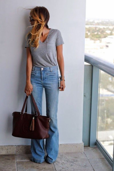 gray scoop neck t-shirt and light blue jeans