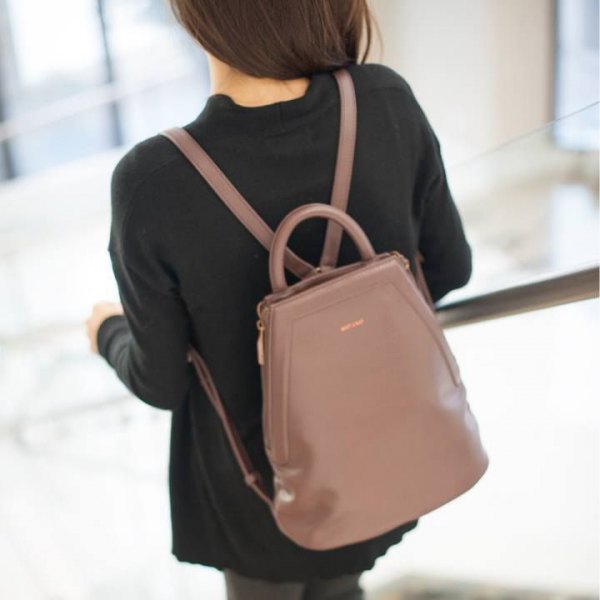 black sweater with gray skinny jeans and blush pink leather handbag
