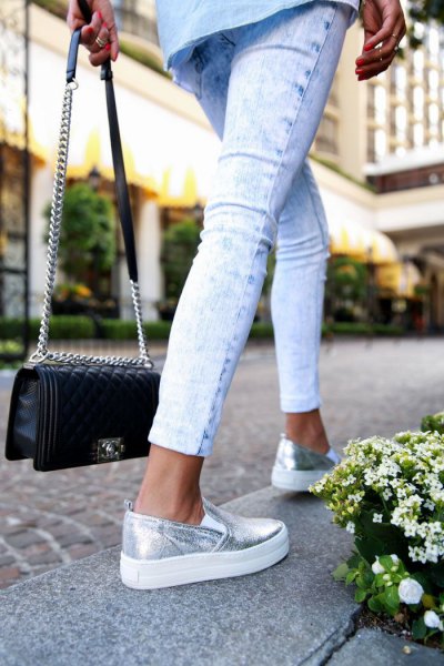 Light blue chambray shirt with buttons, short skinny jeans and silver platform sneakers