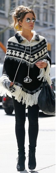 Poncho sweater with a fringed pattern and skinny jeans