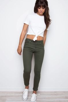 white knotted short t-shirt green skinny jeans with cuffs
