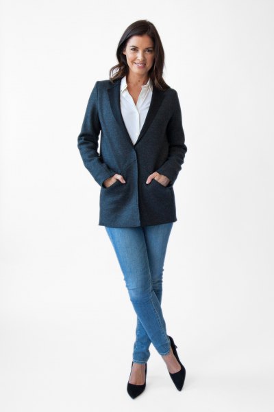 Dark blue sweater blazer with white shirt and light jeans