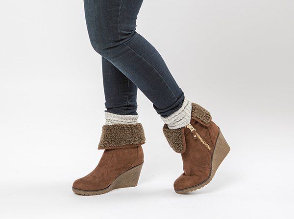 gray skinny jeans with white round stockings and camel fur boots with side zipper