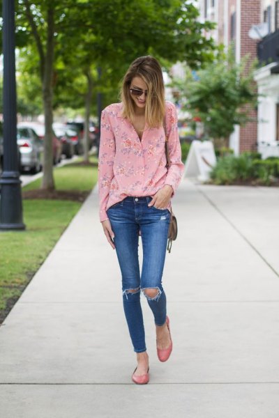pink floral blouse with blue ripped skinny jeans