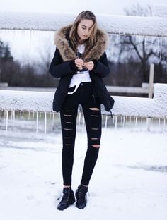 Blazer with a faux fur collar, ripped jeans and lace-up boots