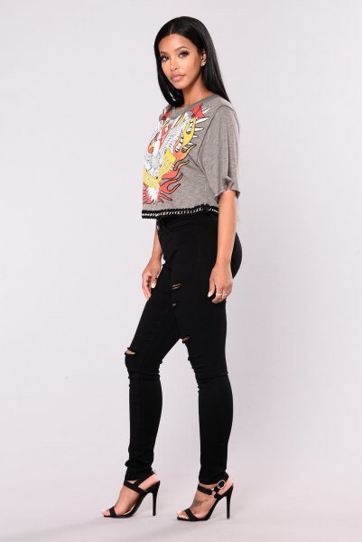 gray graphic cropped t-shirt with black skinny jeans