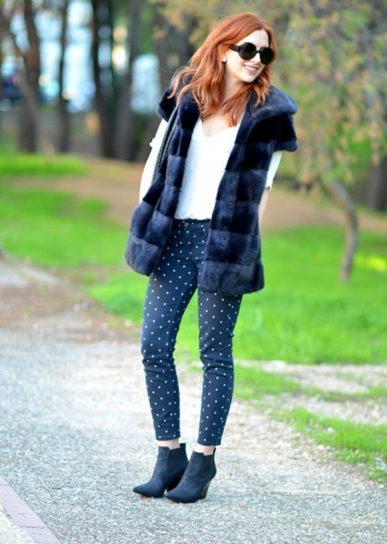Short-sleeved faux fur coat with black and white polka dot short leggings