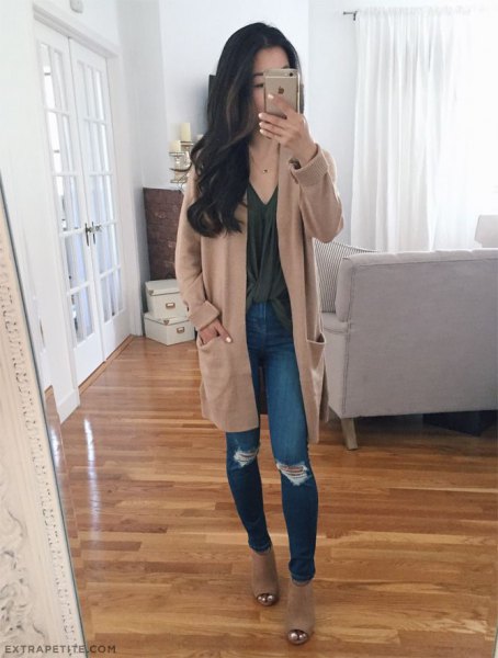 Light brown longline cardigan with ripped knee blue skinny jeans