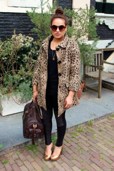 black and white printed coat with skinny jeans and gold rounded-toe shoes