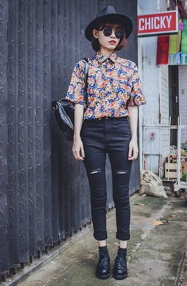 Dark blue and red vintage shirt with short sleeves and black skinny jeans