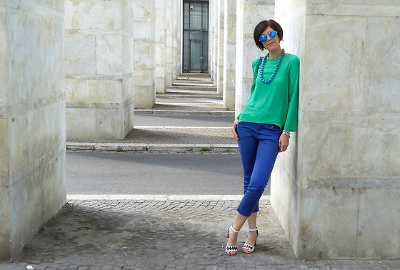 Light emerald long sleeve relaxed fit top paired with royal blue cropped jeans