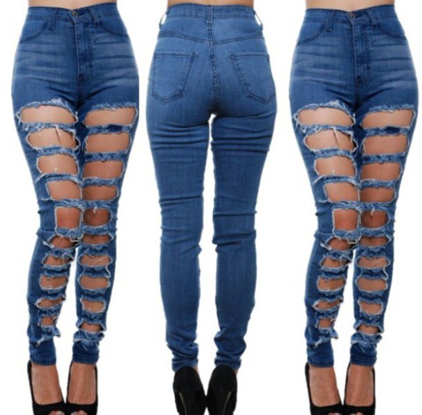 blue destroyed skinny jeans with white short sleeve t-shirt