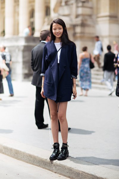 Dark blue longline blazer with a white t-shirt and a high-waisted mini skirt