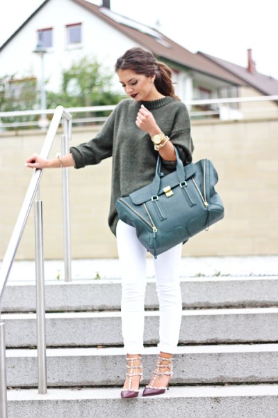 gray thick sweater with white skinny jeans