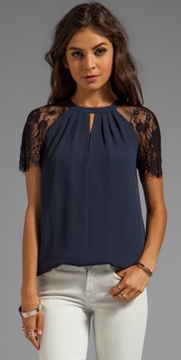 dark blue lace short-sleeved blouse with white skinny jeans