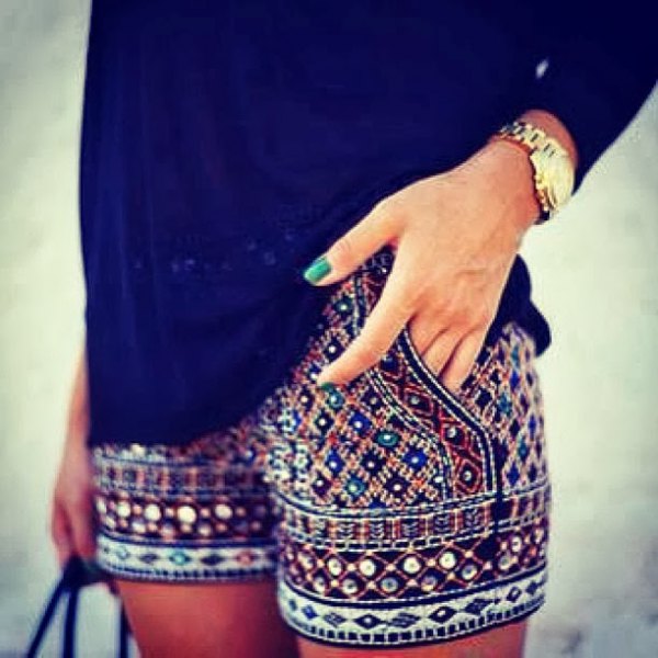 black long-sleeved shorts embroidered with stone blouses