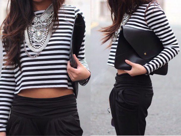 cropped t-shirt with short sleeves and black cropped chinos