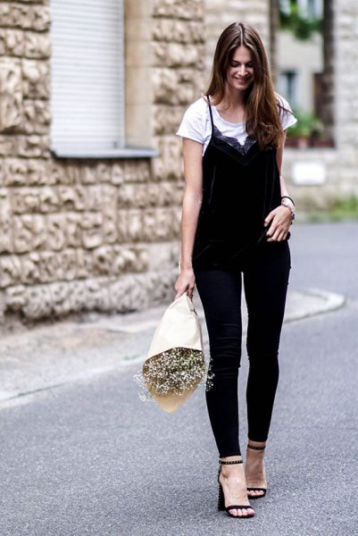 Vertically striped top with a black and white stand-up collar and skinny jeans