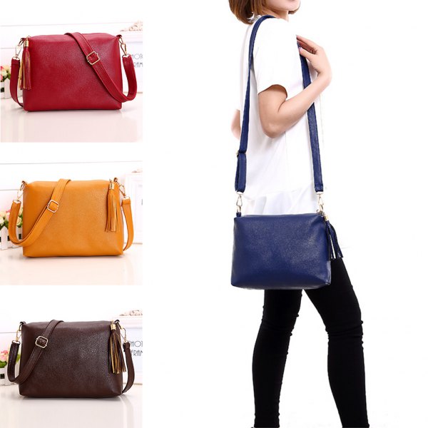 white short-sleeved blouse with black skinny jeans and dark blue leather bag