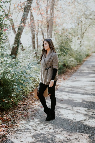 gray wrap scarf with black skinny jeans and suede boots