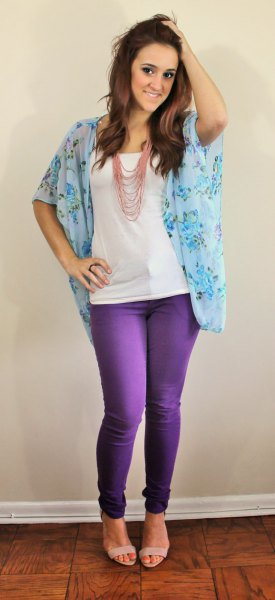 Flowery chiffon blouse with wide sleeves, skinny jeans and sandals