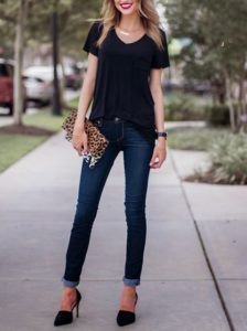 V-neck t-shirt, dark blue skinny jeans and leopard print clutch