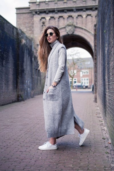 Maxi gray cashmere cardigan with denim shorts and white sneakers