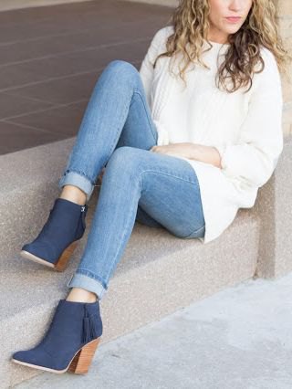 white chunky knit sweater with light blue drainpipe jeans with cuffs