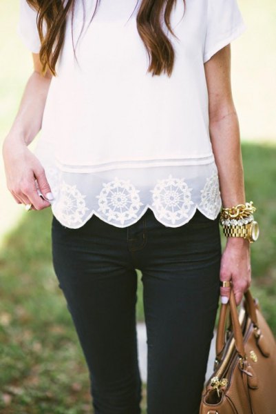 Short sleeve shirt with white lace and scalloped hem paired with black skinny jeans
