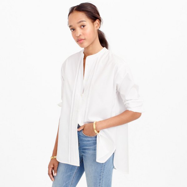 white shirt with oversized collar without sleeves and blue jeans