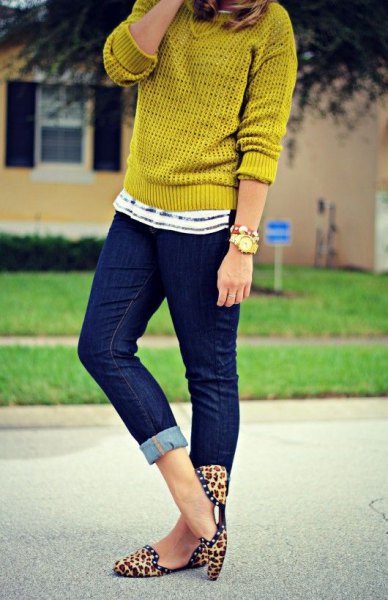 green sweater skinny jeans leopard shoes