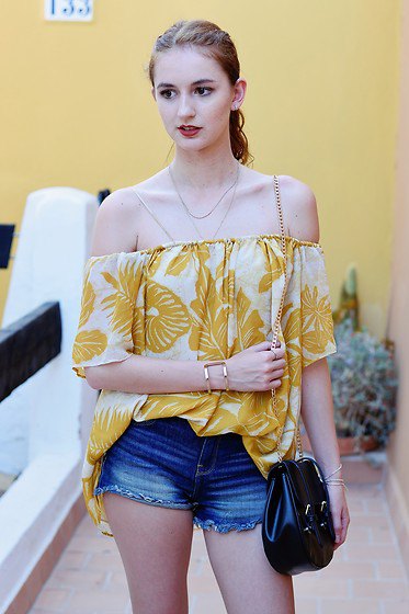 Gold and white printed on the shoulder blouse with blue jean shorts