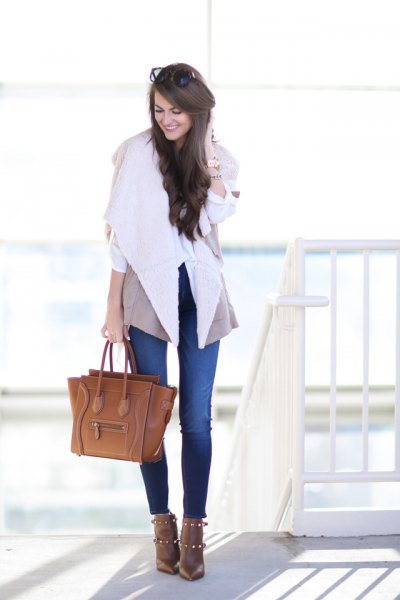 blue skinny jeans and brown leather handbag