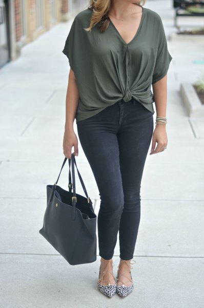 dark gray knotted V-neck top and black skinny jeans