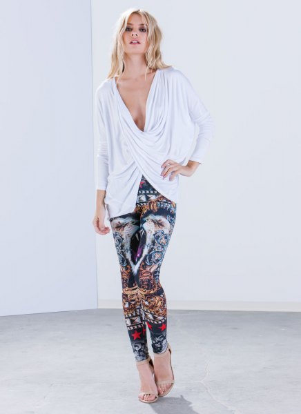White low-sleeved top with long sleeves, V-neckline and tribal print leggings