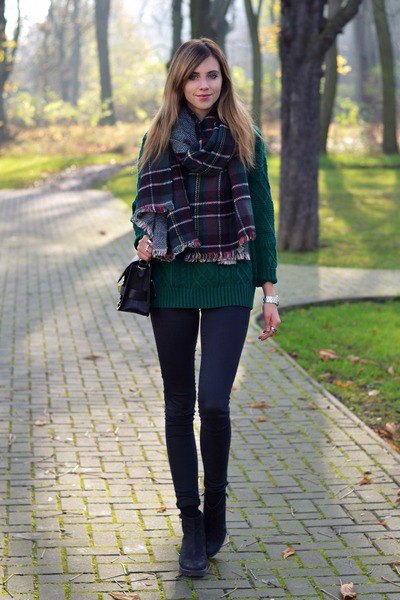 Checked scarf in forest green knit sweater