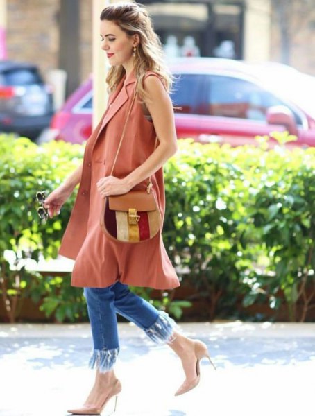 sleeveless camel coat with blue skinny jeans with fringes