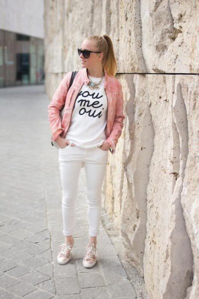 white printed t-shirt and skinny jeans