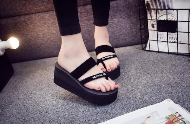 black skinny jeans with matching wedge flip flops