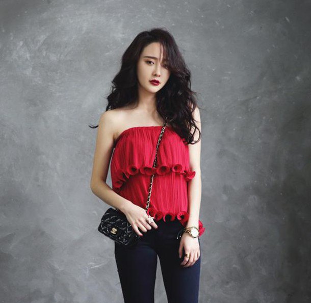 Strapless blouse with red ruffled shoulders and black skinny jeans