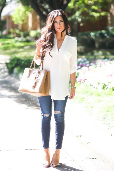 white summer tunic blouse with V-neckline and blue skinny jeans