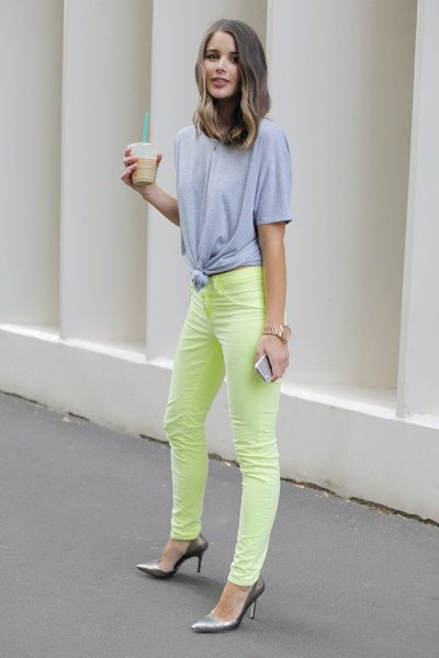 knotted oversized gray t-shirt yellow jeans
