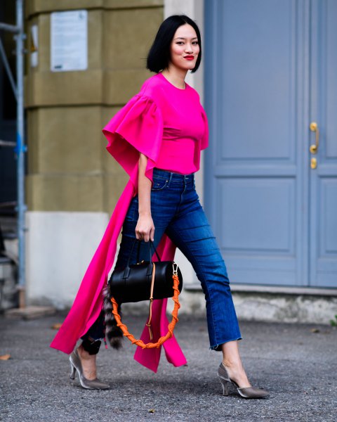 Pink blouse with bell sleeves and short blue jeans