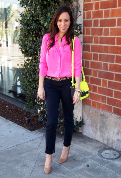 pink blouse with button closure, cropped trousers and yellow shoulder bag