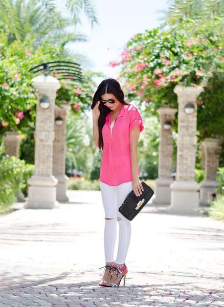pink short-sleeved shirt with buttons and white skinny jeans