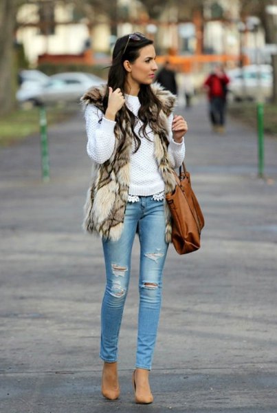 white knit sweater with brown shoulder bag and skinny jeans