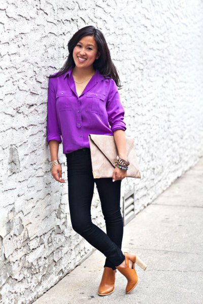 lilac blouse with buttons and black skinny jeans