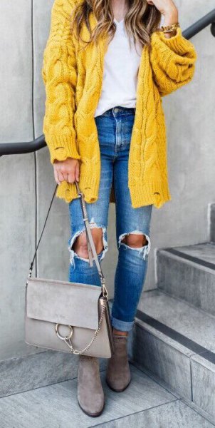 Coarse cardigan with ripped blue jeans